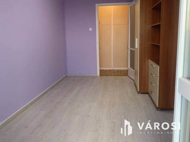 Teljeskörűen  felújított lakás az újkertben eladó