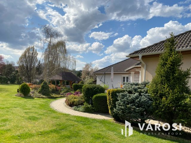 Világos, tágas családi ház nagy kerttel Győrújbaráton