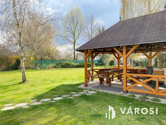 Világos, tágas családi ház nagy kerttel Győrújbaráton