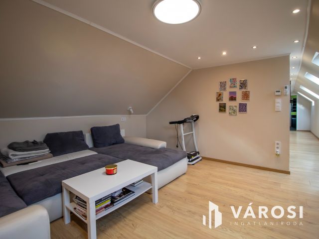 Két lakrészes 5 szobás házrész, saját kertrésszel