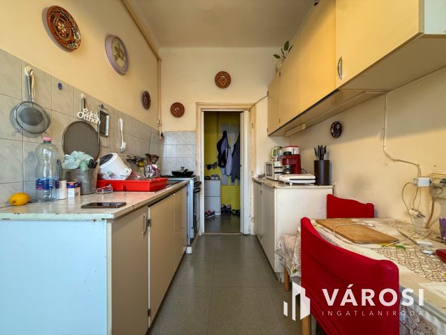 Belváros közelében 1 szobás, erkélyes lakás eladó!