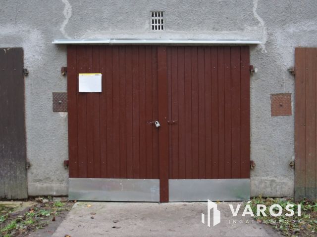 Felújított, rendezett garázs eladó Újszgeden