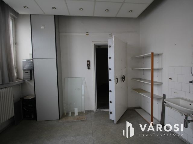 477 nm-es iroda Sárvár belvárosában