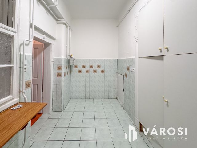 Kiadó tágas, földszinti lakás a belvárosban