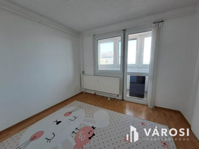 Egyetemközeli 3 szobás panel lakás eladó