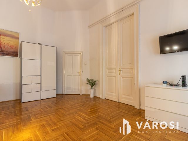 Jó állapotú magasföldszinti lakás az Urániánál!