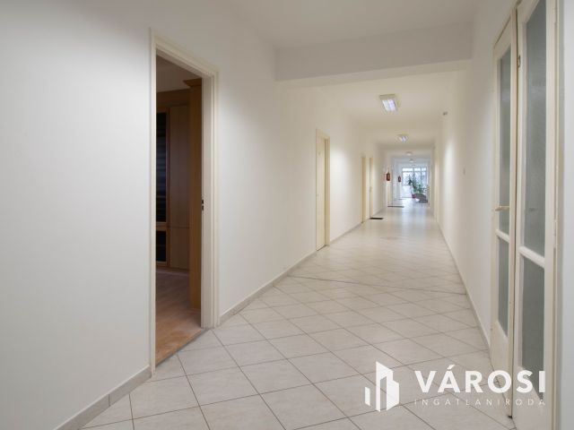 21 m2-es, részben berendezett, emeleti iroda a Pesti úton