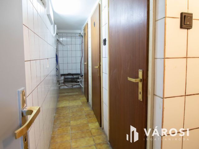 Móricz Zs. körtértől 600 m-re 100 m2-es szuterén üzlet kiadó