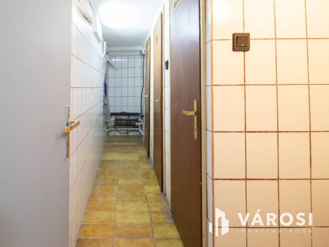 Móricz Zs. körtértől 600 m-re 100 m2-es szuterén üzlet kiadó