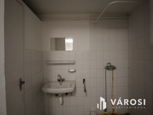 Szentesen, központhoz közeli üzlethelyiség kiadó.