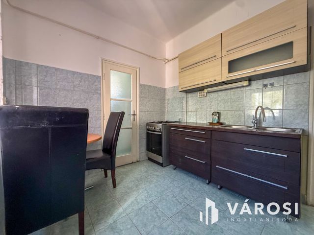 Meredek úton 2 szobás, erkélyes lakás eladó!