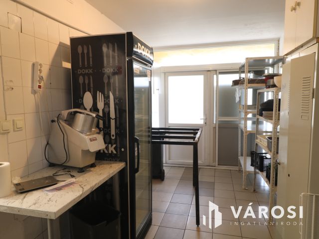 Szilléri sugárúton üzlethelyiség kiadó.