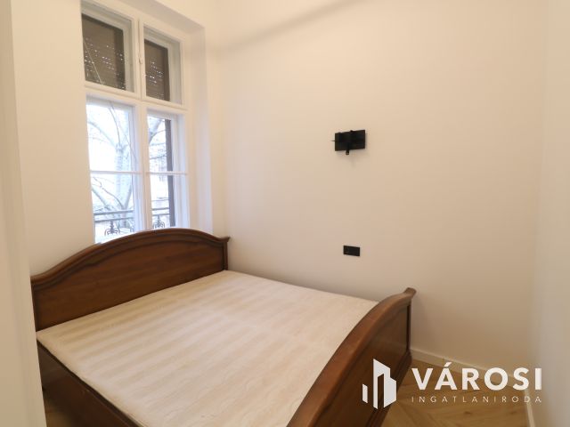 Belvárosi 1. emeleti modern lakás kiadó.