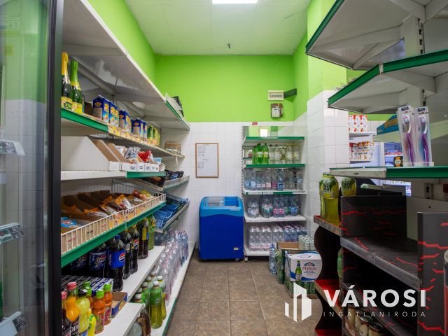 Utcai bejáratú üzlethelyiség raktárral Terézváros szívében