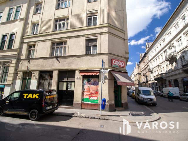 Utcai bejáratú üzlethelyiség raktárral Terézváros szívében