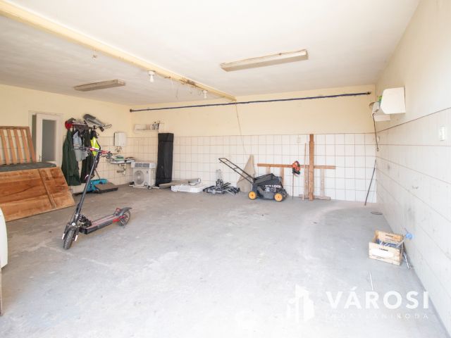 Jó állapotú, belvárosi polgári ház két lakrésszel
