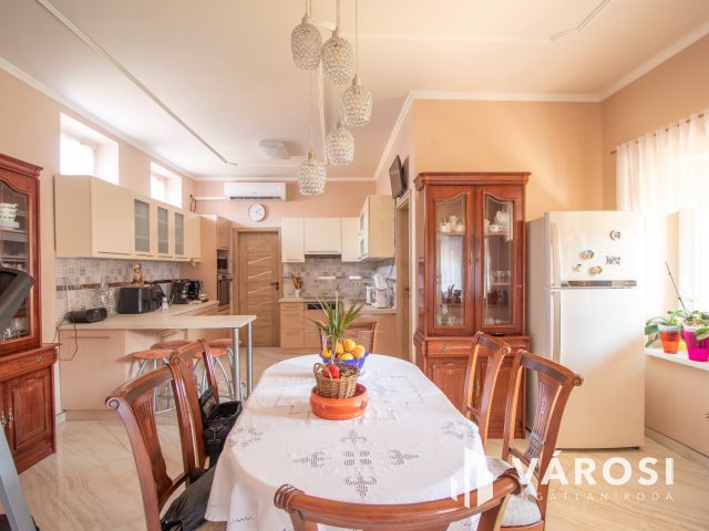 Jó állapotú, belvárosi polgári ház két lakrésszel