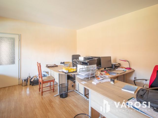 Jó állapotú, belvárosi polgári ház két lakrésszel