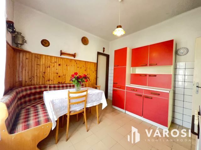 Balatonszárszó családias részén 2 szobás családi ház.