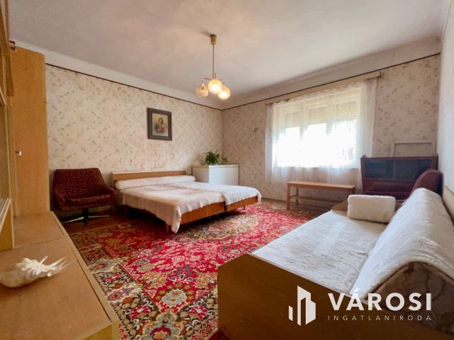 Balatonszárszó családias részén 2 szobás családi ház.