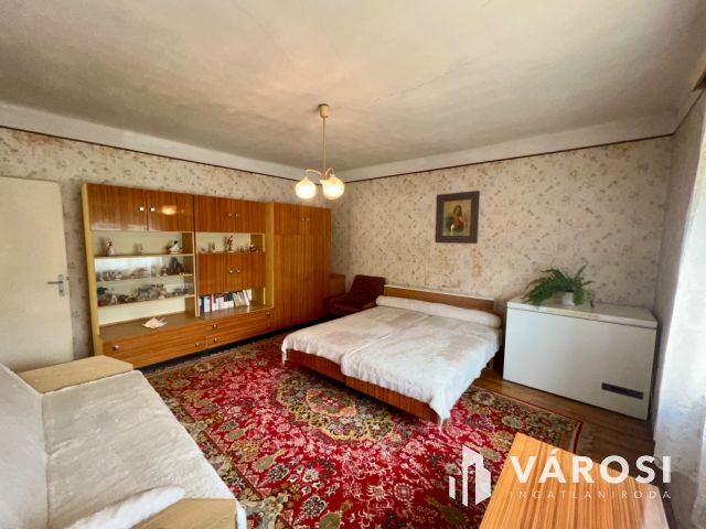 Balatonszárszó családias részén 2 szobás családi ház.