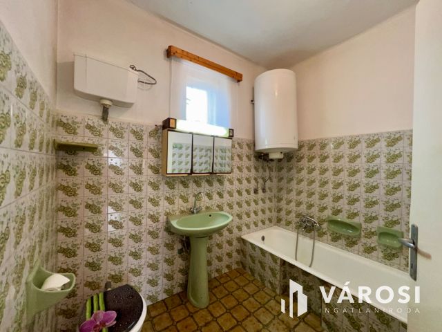 Balatonszárszó családias részén 2 szobás családi ház.