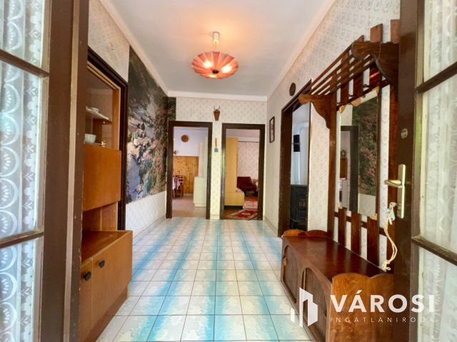 Balatonszárszó családias részén 2 szobás családi ház.