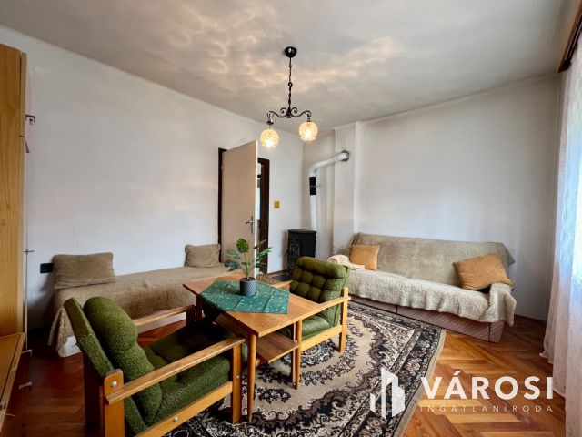 Balatonszárszó családias részén 2 szobás családi ház.