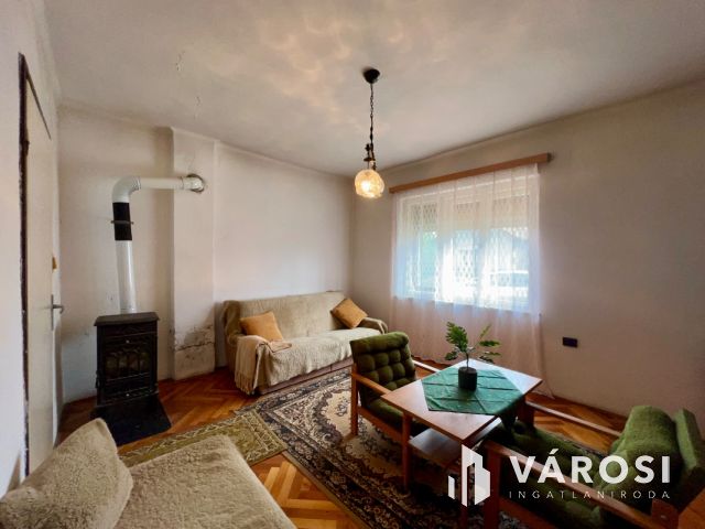 Balatonszárszó családias részén 2 szobás családi ház.