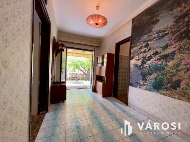 Balatonszárszó családias részén 2 szobás családi ház.