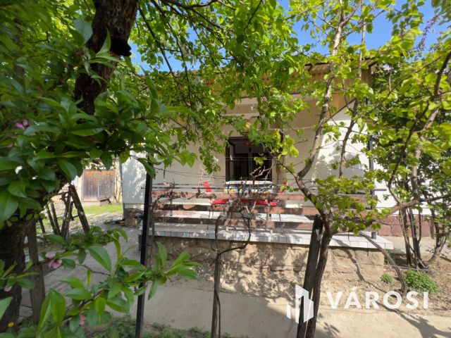 Balatonszárszó családias részén 2 szobás családi ház.