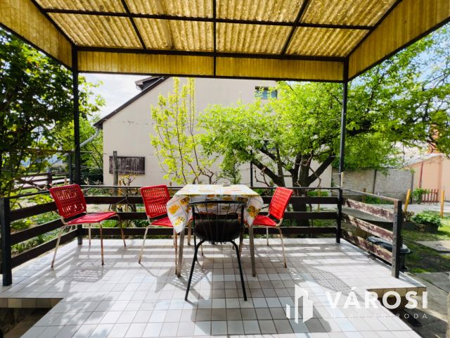 Balatonszárszó családias részén 2 szobás családi ház.