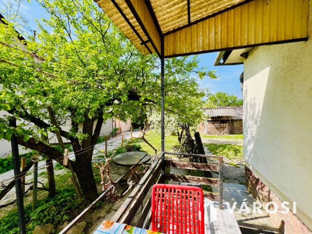 Balatonszárszó családias részén 2 szobás családi ház.