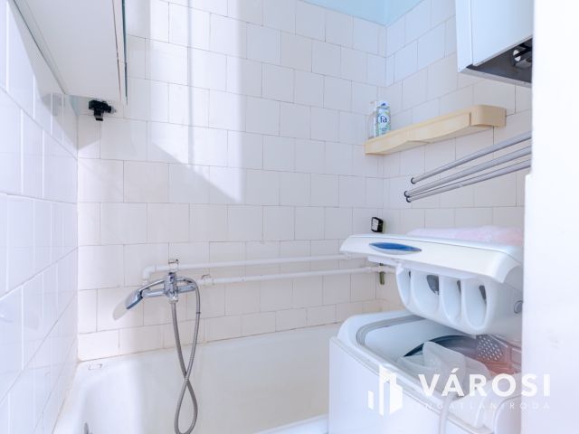 Szentháromság utcában korszerűsítendő 2 szobás lakás