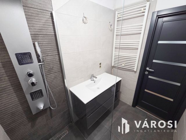 Panorámás butik lakás Bomba helyen