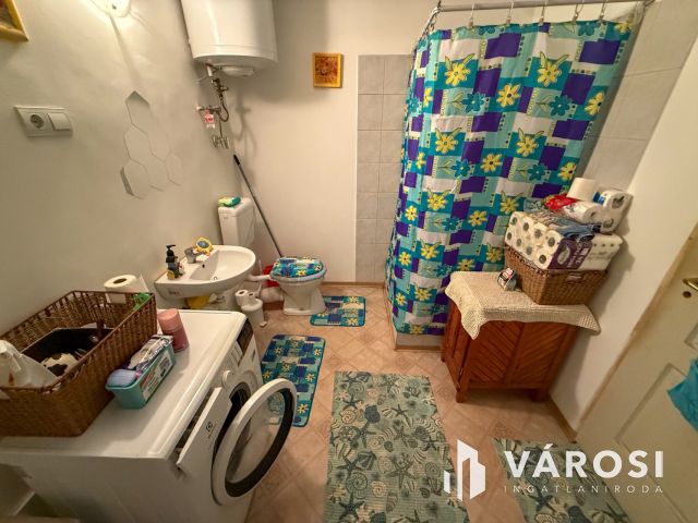 Karancslapujtőn főútvonal mellett családi ház eladó!