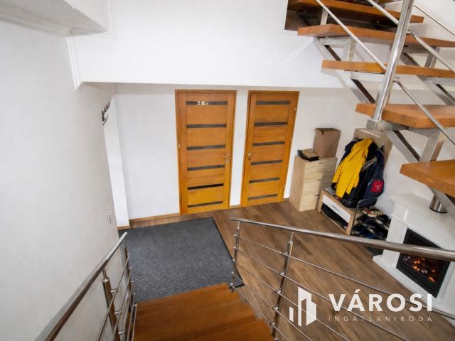 Modern családi otthon és kész üzemi bázis