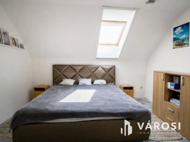 Modern családi otthon és kész üzemi bázis