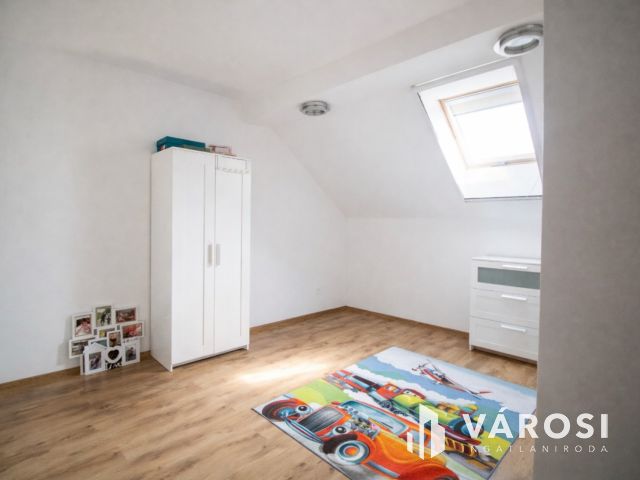 Modern családi otthon és kész üzemi bázis