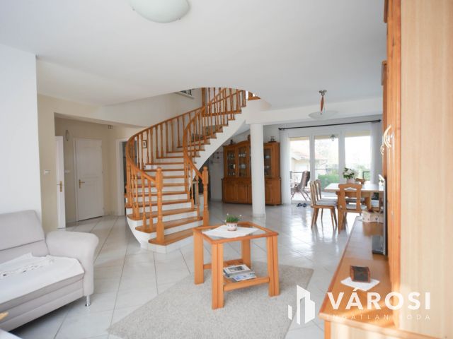 Exkluzív stílusos családi ház dupla garázzsal eladó