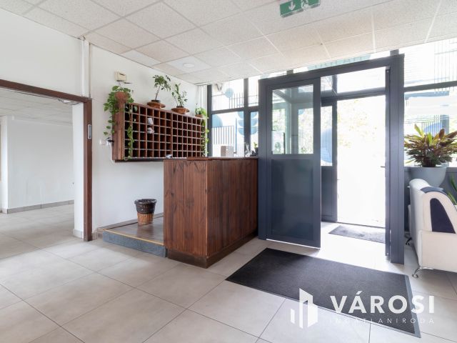 2. emeleti, 16 m2-es iroda kiadó Fáy utcai irodaépületben