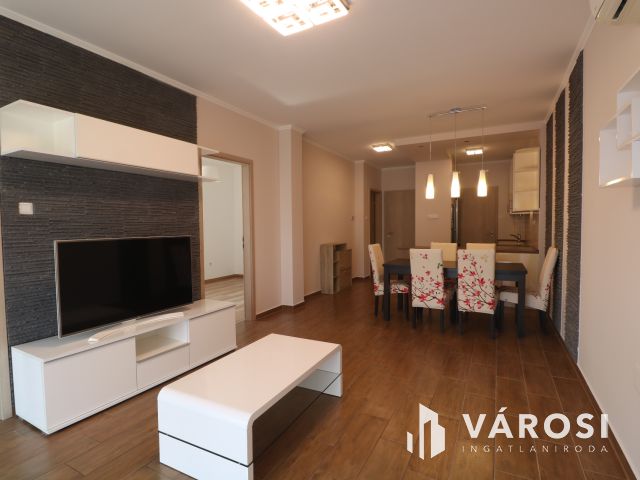 Családias lakóparkban 1. emelti lakás eladó.