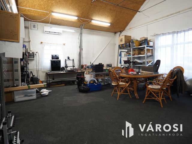 Kiadó telephely kisebb-nagyobb épületei