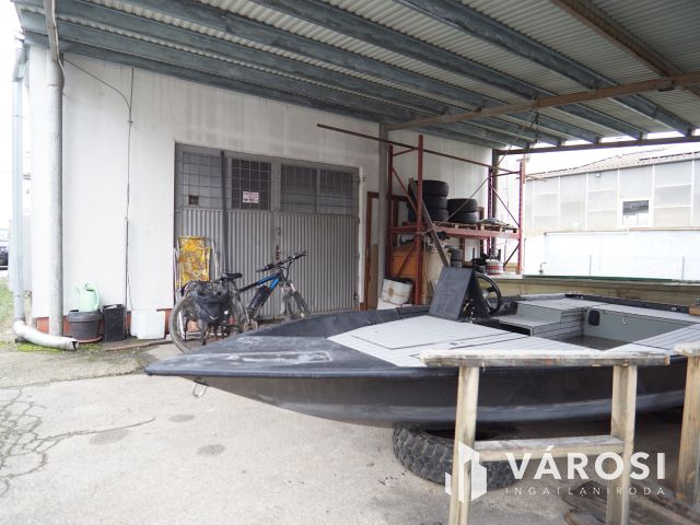 Kiadó telephely kisebb-nagyobb épületei