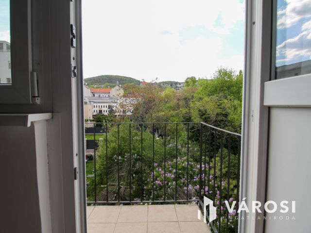 Budai hegyekre néző panorámás lakás kiadó