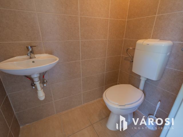 Napfényes, 83 m2 lakás + 102 m2 telekrész üzleti célra
