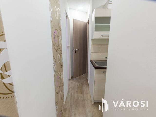 Világos félszuterén üzlet-utcai bejárattal Angyalföldön-45m2