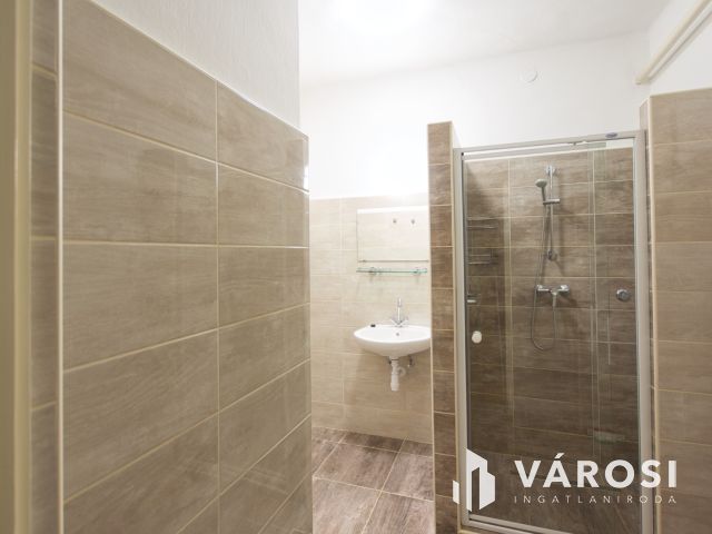 140 m2-es, felújítandó családi ház eladó