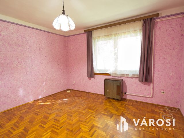 140 m2-es, felújítandó családi ház eladó