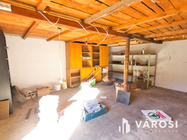 140 m2-es, felújítandó családi ház eladó